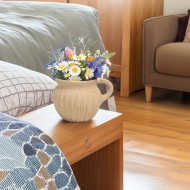 Naturalny Gliniany Dzbanek – Ręcznie Wykonany Wazon z Uchwytem