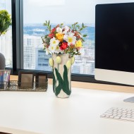 Ręcznie Malowany Wazon z Tulipanami – Wysokiej Jakości Ceramika biały