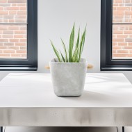 Betonowa Doniczka z Drewnianymi Uchwytami – Skandynawski Styl