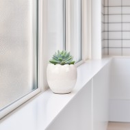 Biała Połyskująca Doniczka Ceramiczna – Skandynawski Styl