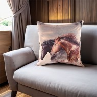 Aksamitna poszewka na poduszkę dekoracyjna z grafiką koni 45x45 cm do salonu i sypialni