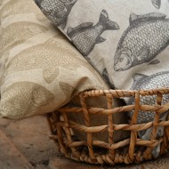 Żółta poszewka dekoracyjna z motywem ryb 45x45 cm, imitacja lnu, zapinana na zamek