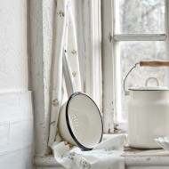 Klasyczny Durszlak Emaliowany – Praktyczny i Dekoracyjny Element Kuchni