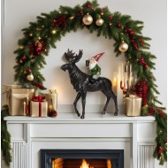 Świąteczna Figurka Krasnala na Łosiu – Oryginalna Dekoracja na Święta