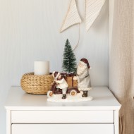 Świąteczna Figurka Mikołaj LED ze Scenką – Elegancka Dekoracja