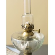 Wysoka Lampa Naftowa na Stopie – Szkło i Stare Złoto