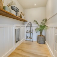 Metalowa narożna szafka z półkami – elegancki kwietnik