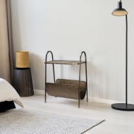 Metalowy stolik kawowy z gazetnikiem – stylowy dodatek do salonu