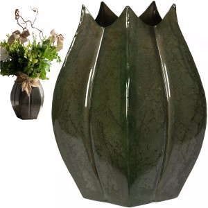 Zielony duży metalowy wazon w kształcie kwiatu – elegancka dekoracja