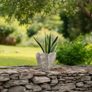 Doniczka betonowa 16 cm | Elegancka osłonka w kształcie kwiatu, efekt kamienia