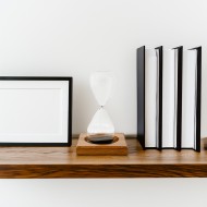 Magnetyczna klepsydra dekoracyjna 60 sekund – Stylowy dodatek z drewnianą podstawką