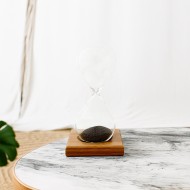 Magnetyczna klepsydra dekoracyjna 90 sekund – Stylowy dodatek z drewnianą podstawką