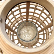 Wysoki lampion boho z bambusa ze szklanym świecznikiem