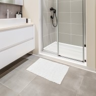 Biały dywanik łazienkowy z antypoślizgiem 70x45 cm