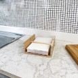 Drewniany serwetnik z obciążnikiem – naturalne drewno 19×19 cm