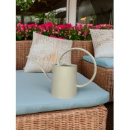 Beżowa konewka metalowa z długą wylewką – dekoracyjna i praktyczna