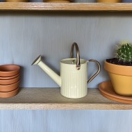 Beżowa konewka metalowa z końcówką rozpryskującą – stylowa i praktyczna