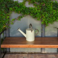 Beżowa konewka metalowa z końcówką rozpryskującą – stylowa i praktyczna