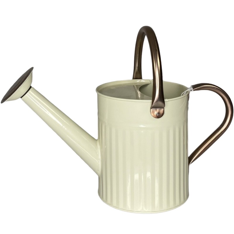 Beżowa konewka metalowa z końcówką rozpryskującą – stylowa i praktyczna