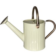 Beżowa konewka metalowa z końcówką rozpryskującą – stylowa i praktyczna