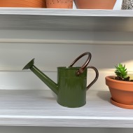 Zielona konewka metalowa z końcówką rozpryskującą – stylowa i praktyczna