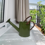 Zielona konewka metalowa z końcówką rozpryskującą – stylowa i praktyczna