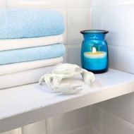 Figurka dekoracyjna biały krab – marynistyczna ozdoba do wnętrz