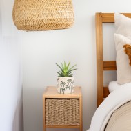 Doniczka ceramiczna beżowa w zielone palmy 12 cm tropikalna dekoracja do wnętrz