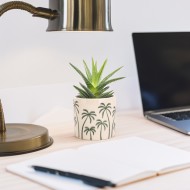 Doniczka ceramiczna beżowa w zielone palmy 12 cm tropikalna dekoracja do wnętrz