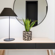 Doniczka ceramiczna beżowo-czarna 14x13 cm z liściastym wzorem dekoracyjna do wnętrz