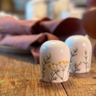 Solniczka i pieprzniczka ceramiczna z motywem roślinnym 5,5x7 cm ręcznie malowane
