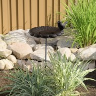 Poidełko żeliwne dla ptaków do wbicia w ziemię ⌀15 cm z figurką