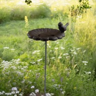 Poidełko żeliwne dla ptaków do wbicia w ziemię ⌀15 cm z figurką