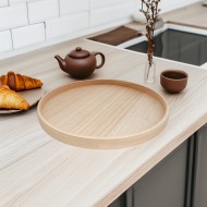 Okrągła drewniana taca – Naturalna i elegancka dekoracja do wnętrz salonu