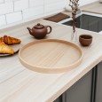 Okrągła drewniana taca – Naturalna i elegancka dekoracja do wnętrz salonu