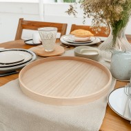 Okrągła drewniana taca – Naturalna i elegancka dekoracja do wnętrz salonu