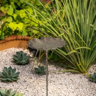 Metalowe poidełko ogrodowe liść do wbicia – stare złoto