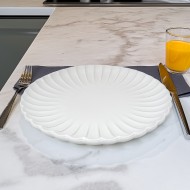 Elegancki talerz obiadowy biały – klasyczna ceramika z dekoracyjnym reliefem