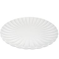 Biały talerz deserowy z eleganckim reliefem – klasyczna ceramika do wyjątkowych chwil