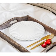 Biały talerz deserowy z eleganckim reliefem – klasyczna ceramika do wyjątkowych chwil