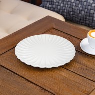 Biały talerz deserowy z eleganckim reliefem – klasyczna ceramika do wyjątkowych chwil