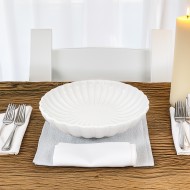 Biały talerz głęboki z dekoracyjnym reliefem – elegancja i funkcjonalność w jednym