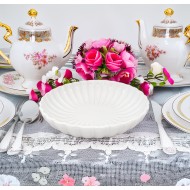 Biały talerz głęboki z dekoracyjnym reliefem – elegancja i funkcjonalność w jednym