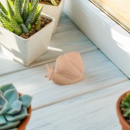 Figurka ceramiczna ślimak beżowy dekoracyjny mały do ogrodu i wnętrz