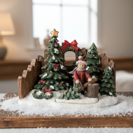 Figurka świąteczna dziecko z choinką dekoracja bożonarodzeniowa 18 cm