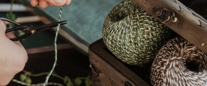 Dekoracje do stroików (pióra i sznurki)