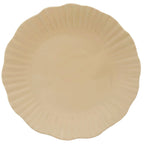 Zdjęcie produktowe na białym tle (packshot). Widok z góry na płaski, okrągły talerz ceramiczny w jasnobeżowym (kremowym) kolorze. Naczynie posiada subtelnie pofalowany (ryflowany) brzeg, przypominający kształtem rozłożysty kwiat, co nadaje mu romantyczny i lekko rustykalny wygląd.