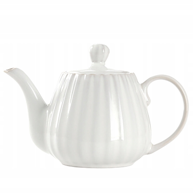 Zdjęcie produktowe typu packshot wykonane na jednolitym, białym tle. Przedstawia klasyczny dzbanek do herbaty lub kawy wykonany z białej ceramiki o wysokim połysku. Naczynie charakteryzuje się subtelną, prążkowaną fakturą na pękatym brzuścu, długą, wyprofilowaną wylewką, wygodnym, dużym uchem oraz dopasowaną pokrywką z ozdobnym uchwytem. Minimalistyczny i elegancki design pasuje do każdej zastawy.