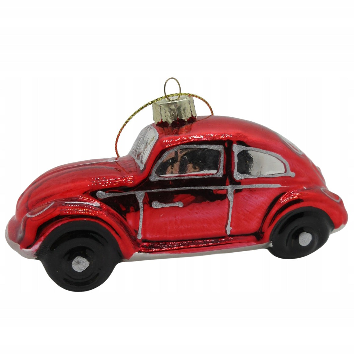 Zdjęcie produktowe na gładkim, białym tle (packshot). Błyszcząca, szklana bombka choinkowa w kształcie miniaturowego samochodu (garbusa) w intensywnie czerwonym kolorze. Ozdoba posiada ręcznie malowane, srebrne detale: szyby, zderzaki i listwy boczne, a także czarne opony ze srebrnymi kołpakami. Na dachu znajduje się klasyczna zawieszka ze złotym sznureczkiem.