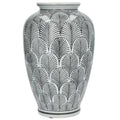 Zdjęcie produktowe na gładkim, białym tle (packshot). Samotny, ceramiczny wazon o pękatym, zwężającym się ku dołowi i ku górze kształcie z krótką, wyodrębnioną szyjką. Cała powierzchnia wazonu pokryta jest gęstym, czarno-białym wzorem geometryczno-roślinnym, przypominającym rzędy zachodzących na siebie wachlarzy lub stylizowanych, rozłożystych liści z wyraźnie zaznaczonym żyłkowaniem.